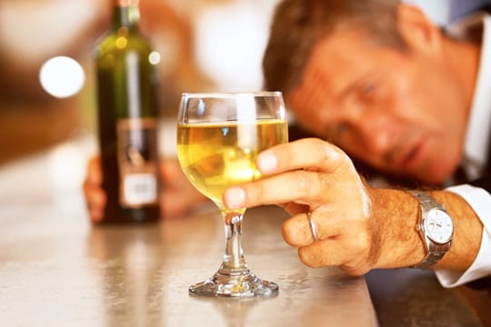 Bei Depression greifen Männer oft zu Alkohol.