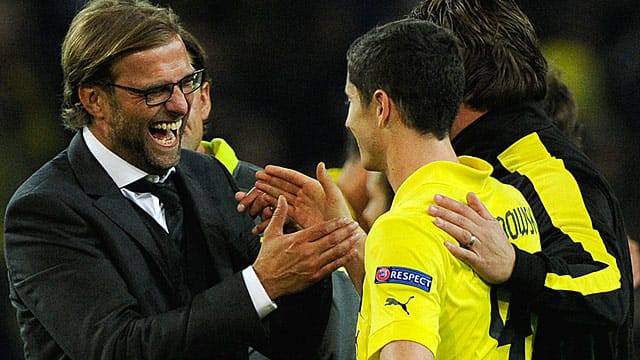 Jürgen Klopp feiert mit Torjäger Robert Lewandowski den Sieg des BVB.