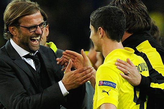 Jürgen Klopp feiert mit Torjäger Robert Lewandowski den Sieg des BVB.
