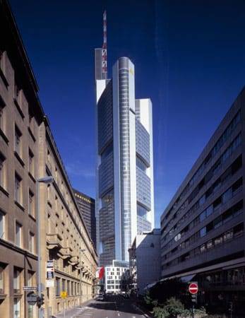 ... der Commerzbank Tower in Frankfurt, der 259 Meter bei 58 Stockwerken hoch ist.
