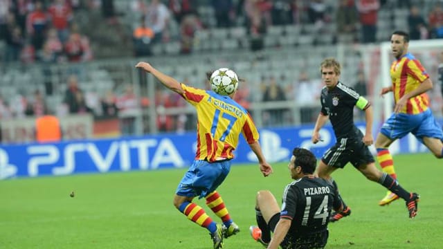 Action auf dem Spielfeld, leere Tribünen am Spielfeldrand.