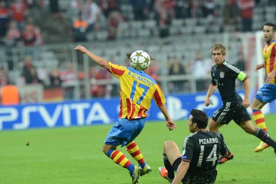 Action auf dem Spielfeld, leere Tribünen am Spielfeldrand.