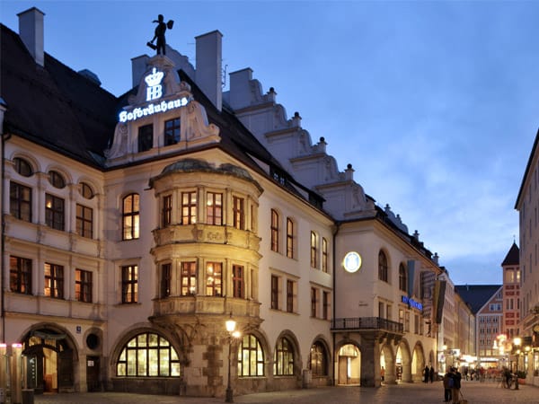 Das Münchner Hofbräuhaus ist ein absolutes Muss auf der Tour durch München. Denken Sie aber daran- Don´t drink and drive.