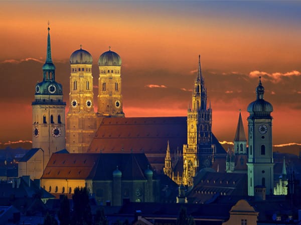 Starten Sie Ihre Tour in München. Die schöne Innenstadt mit der Frauenkirche und den zahlreichen historischen und geschichtlichen Gebäude bietet hierfür den idealen Startpunkt.