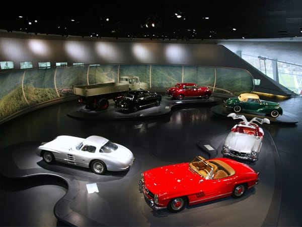 Schließen Sie die Tour doch mit dem Mercedes Benz Museum ab. Immerhin haben Sie der tollen Erfindung von Carl Benz diese wunderbare Autotour zu verdanken. Die Exponate des Museums sind wunderbar und teils einmalig.