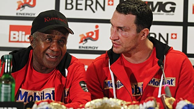 Wladimir Klitschko (re.) hofft auf die schnelle Genesung seines Trainers Emanuel Steward.