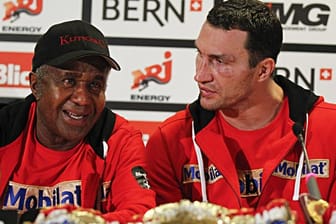 Wladimir Klitschko (re.) hofft auf die schnelle Genesung seines Trainers Emanuel Steward.