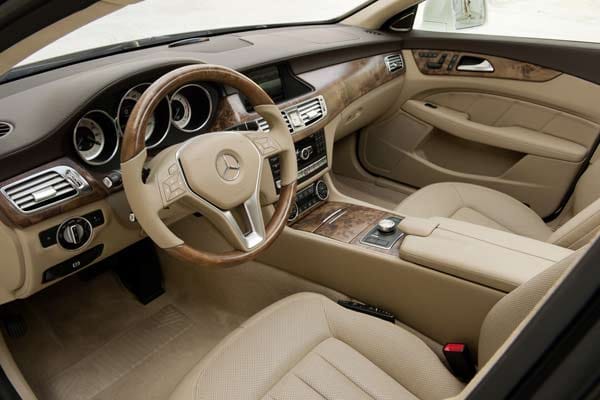 Der Innenraum präsentiert sich in gewohnter Mercedes-Manier: Solide, luxuriös und ergonomisch durchdacht.