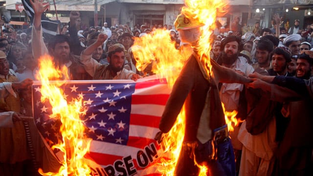 Pakistanische Demonstranten verbrennen eine US-Flagge