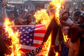 Pakistanische Demonstranten verbrennen eine US-Flagge