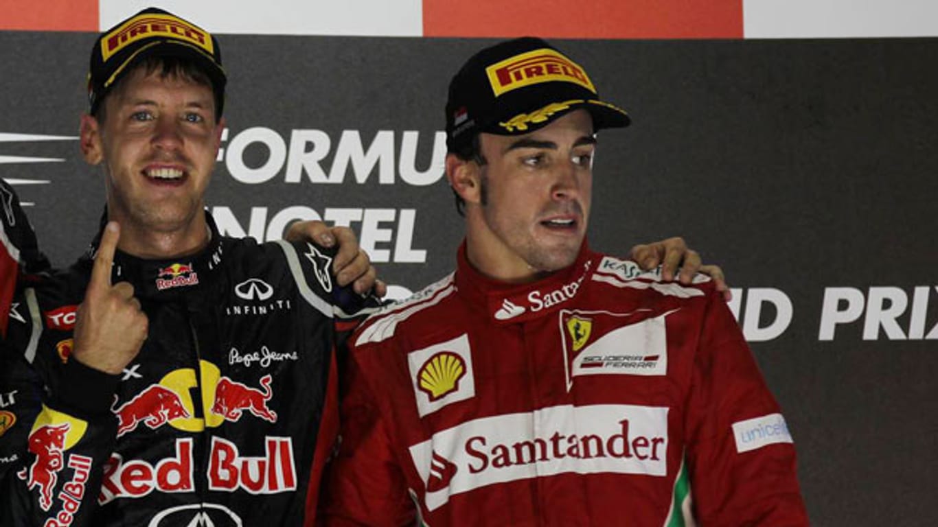 Sebastian Vettel (li.) ist nach seinem Sieg in Singapur Fernando Alonso wieder auf den Fersen.
