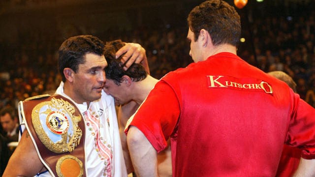 Historischer Moment der Box-Geschichte: Corrie Sanders, der faire Sportsmann, tröstet Wladimir Klitschko nach seinem Sieg - Bruder Vitali schaut zu und revanchiert sich ein Jahr später.