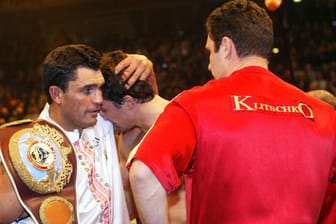 Historischer Moment der Box-Geschichte: Corrie Sanders, der faire Sportsmann, tröstet Wladimir Klitschko nach seinem Sieg - Bruder Vitali schaut zu und revanchiert sich ein Jahr später.