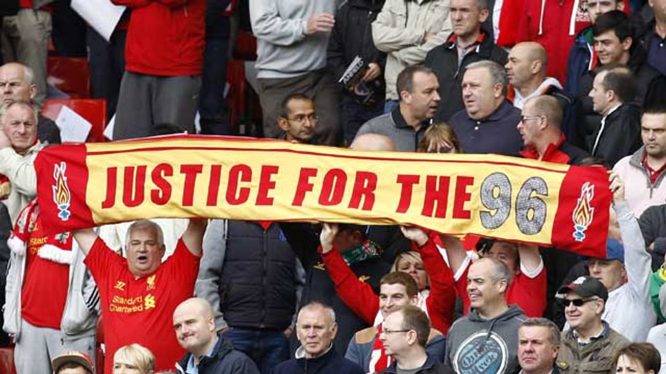 Liverpool-Fans demonstrieren für eine Bestrafung der Verantwortlichen der Hillsborough-Katastrophe.