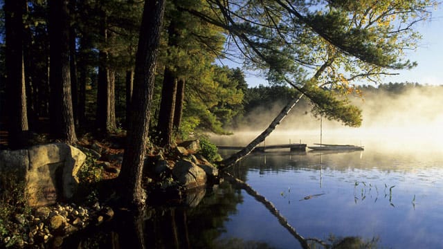 Wanderern und Bikern bieten die Adirondack Mountains im Herbst ein farbenprächtiges Naturspektakel.