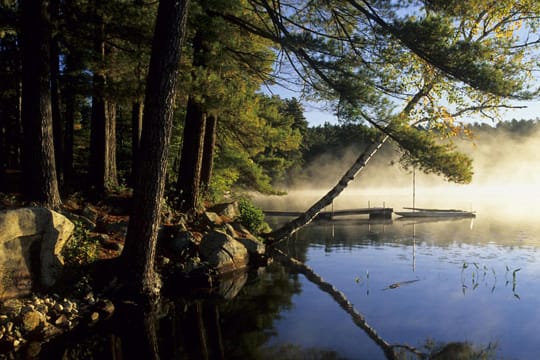 Wanderern und Bikern bieten die Adirondack Mountains im Herbst ein farbenprächtiges Naturspektakel.