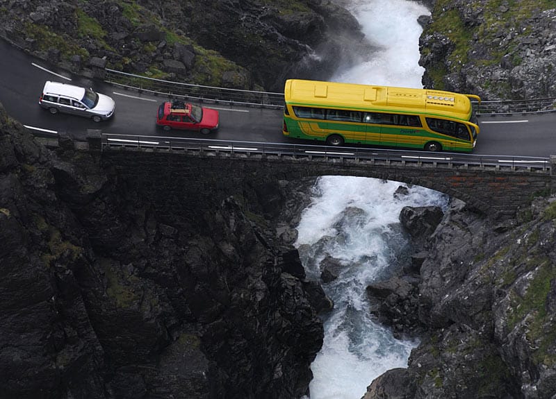 Reichlich Verkehr auf dem Trollstigen über dem tosenden Stigfossen in Romsdal.