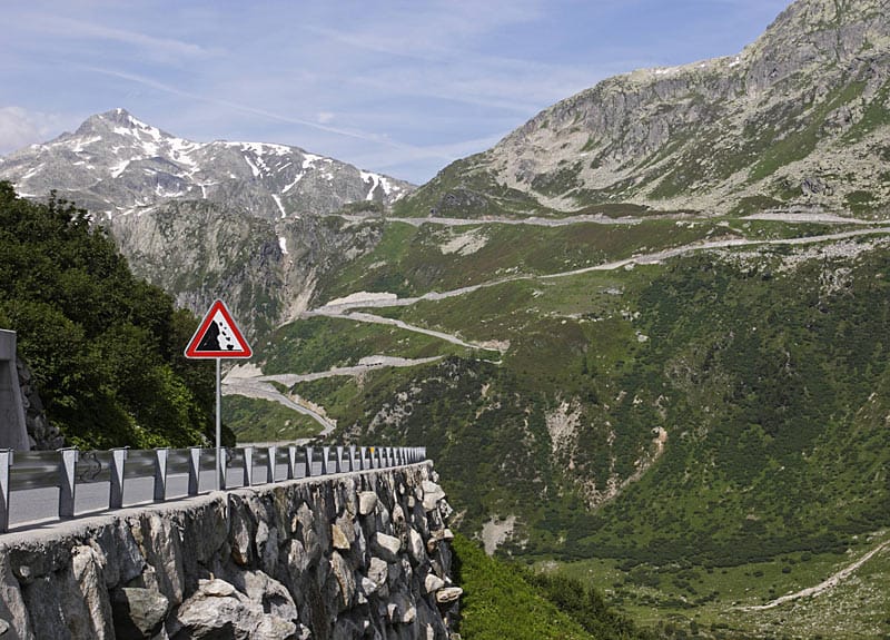 Kurvenreich und sehr gefährlich: der Furkapass im Kanton Wallis, Schweiz.