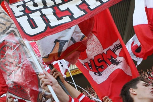 Wegen eines Transparents mit RAF-Symbolik im Mainzer Fanblock ermittelt jetzt der DFB.