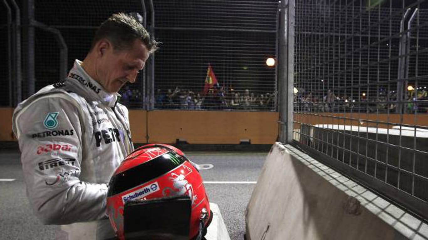 Ratlosigkeit macht sich bei Michael Schumacher nach seinem Auffahrunfall in Singapur breit.