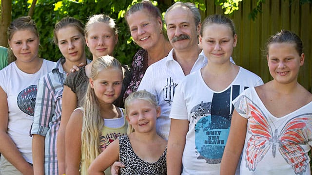 Silvia und Dieter Wollny inmitten ihrer Kinderschar. Silvia und Dieter Wollny inmitten ihrer Kinderschar.