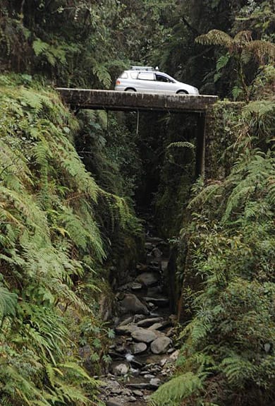 Vor allem die Überquerung dieser schmalen Brücke kommt für Autofahrer einer Mutprobe gleich.
