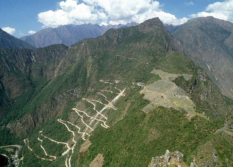 Sieht aus wie der Zickzack-Stich einer riesigen Nähmaschine: der Weg nach Machu Picchu in Peru.