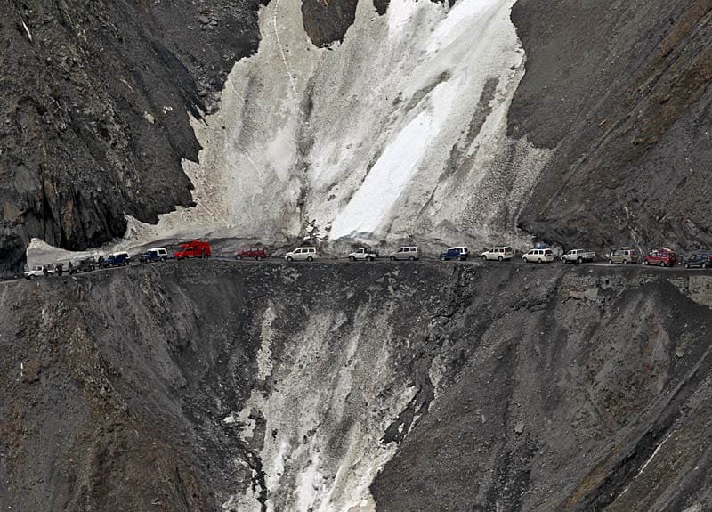 Schmale Haarnadelkurven, unwegsame Schotterpisten und steile Abgründe: Auf den Srinagar-Leh Highway wagen sich nur die mutigsten Autofahrer.