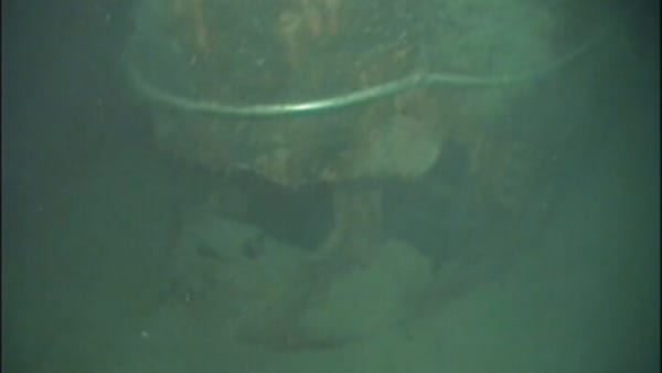 Riesige Löcher klaffen im Rumpf des Kommandoturms von "K-159". Das U-Boot liegt rund 150 Meter tief am Grund der Barentssee.