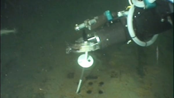 Videoaufnahmen einer britisch-russischen Expedition im Jahr 2007: Die Bilder zeigen, dass Meerwasser an verschiedenen Stellen ungehindert in den Rumpf des Atom-U-Boots "K-159" eindringt.