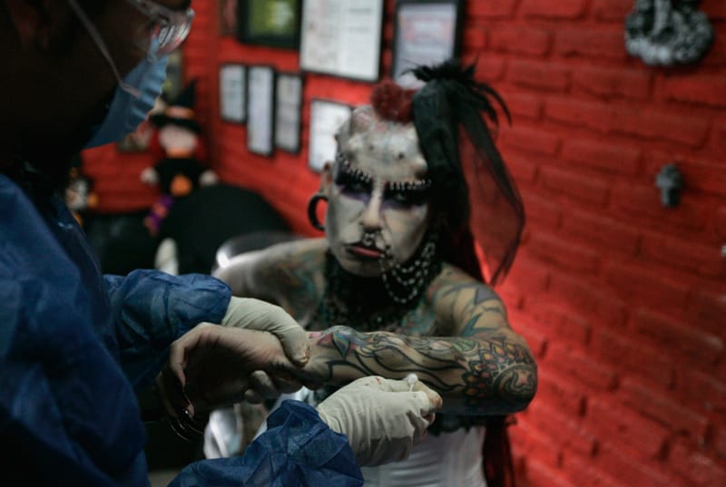 Frische eingesetzte 3-D-Implantate zieren den Unterarm der Tattoo-Künstlerin, die hier in ihrem Studio sitzt. Frische eingesetzte 3-D-Implantate zieren den Unterarm der Tattoo-Künstlerin, die hier in ihrem Studio sitzt.