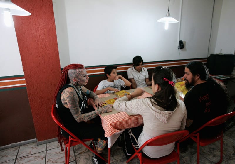 Maria Jose Cristerna mit ihren Kindern und ihrem Freund David Pena in einem Restaurant. Maria Jose Cristerna mit ihren Kindern und ihrem Freund David Pena in einem Restaurant.