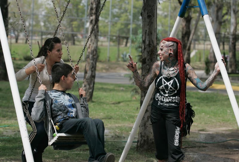 Maria Jose Cristerna spielt mit ihren Kindern David und Silvana im Park in Guadalajara. Maria Jose Cristerna spielt mit ihren Kindern David und Silvana im Park in Guadalajara.