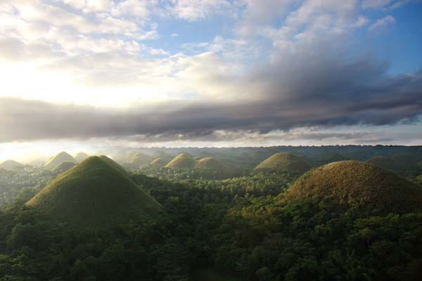 Die "Chocolate Hills" auf den Philippinen färben sich in der Trockenzeit bräunlich.
