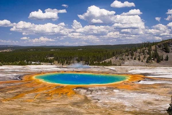 Die 75 Meter lange und 91 Meter breite Thermalquelle Grand Prismatic Spring im Yellowstone-Nationalpark ist die größte der USA und die drittgrößte der Erde.
