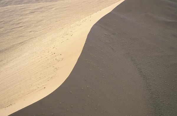 Mit bis zu über 380 Metern Höhenunterschied zur Pfanne gehören sie zu den höchsten Dünen der Welt. Ihre Farbe entsteht durch Eisenoxid.