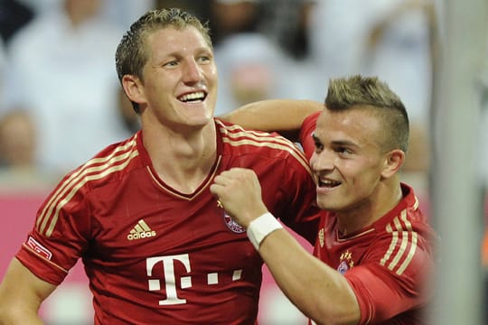 Bastian Schweinsteiger (li.) jubelt mit Xherdan Shaqiri.
