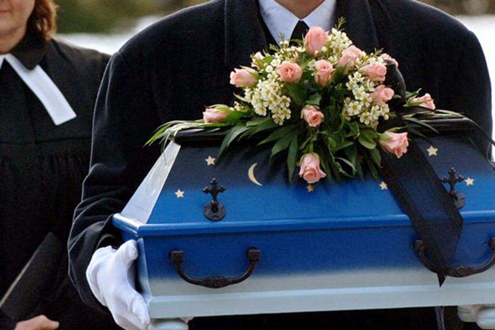 Ein Bestatter trägt im Jahr 2006 den Sarg eines kleinen Mädchens zum Grab, dessen Leiche in einer Müllsortieranlage gefunden wurde