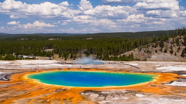 Die Thermalquelle Grand Prismatic Spring schimmert in mehreren Farben