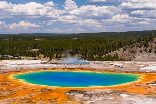 Die Thermalquelle Grand Prismatic Spring schimmert in mehreren Farben