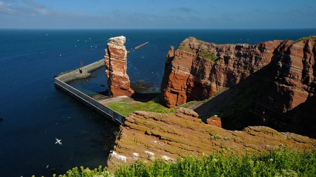 Die Lange Anna an der Nordspitze von Helgoland ist Wahrzeichen der Insel.