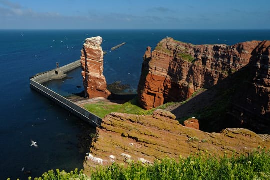 Die Lange Anna an der Nordspitze von Helgoland ist Wahrzeichen der Insel.