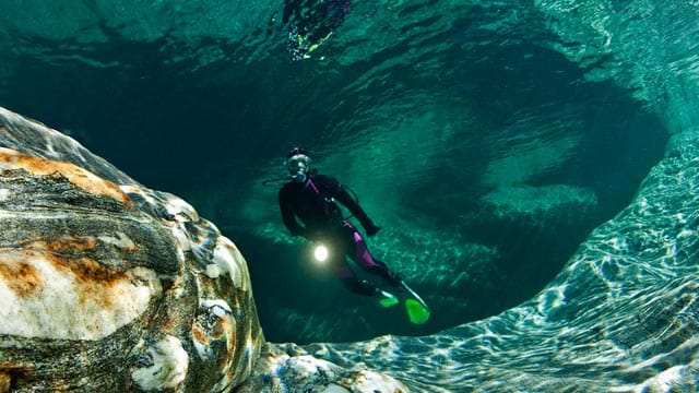 Flusstauchen im klaren, türkisgrünen Wasser der Verzasca.