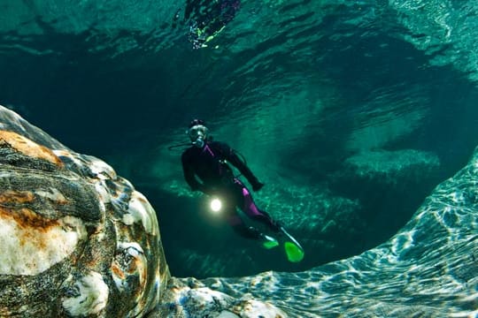 Flusstauchen im klaren, türkisgrünen Wasser der Verzasca.