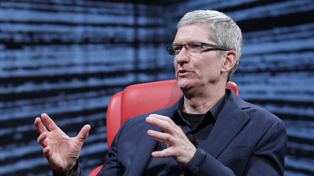 Apple-Boss Tom Cook entschuldigt sich öffentlich für Karten-Desaster.