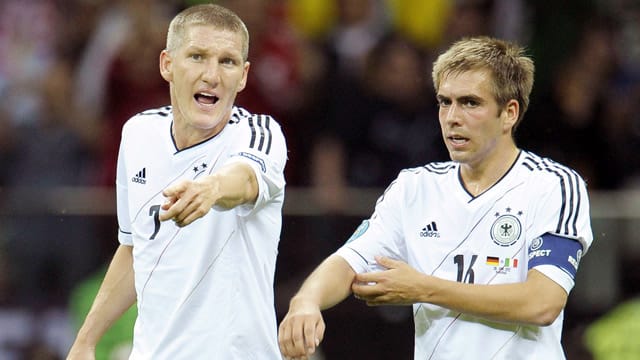 Bastian Schweinsteiger diskutiert mit DFB-Kapitän Philipp Lahm.