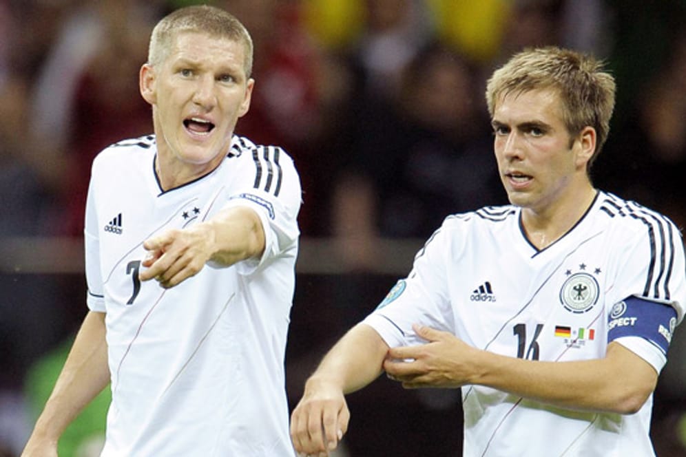 Bastian Schweinsteiger diskutiert mit DFB-Kapitän Philipp Lahm.