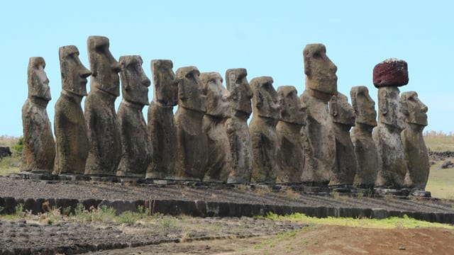 Die Osterinsel ist berühmt für die rätselhaften Moai-Statuen. Sie bestehen aus weichem Vulkangestein.