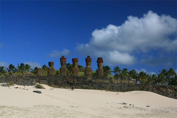 Blick ins Inselinnere: Oberhalb des Sandstrands Anakena stehen die sieben Moai des Ahu.