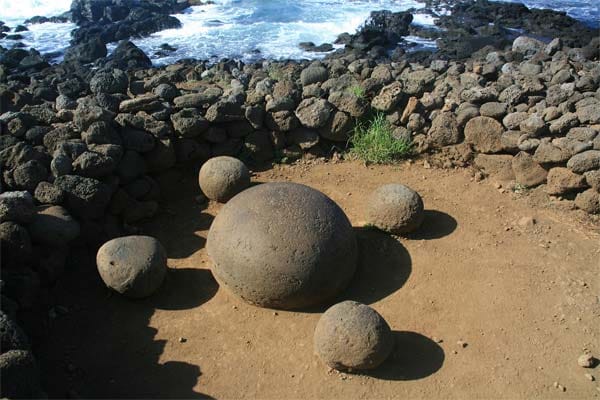 Der "Nabel der Welt": Der runde Stein soll dem Inselentdecker als Anker gedient haben. Skeptiker bezeichnen den runden Stein als künstliche Touristenfalle.